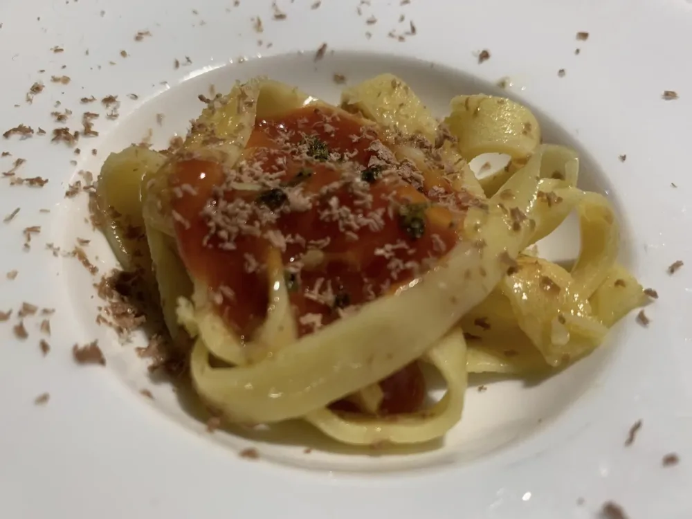 Suscettibile Acciaroli, predessert, tagliatella di crepe con marmellata e cioccolato grattugiato