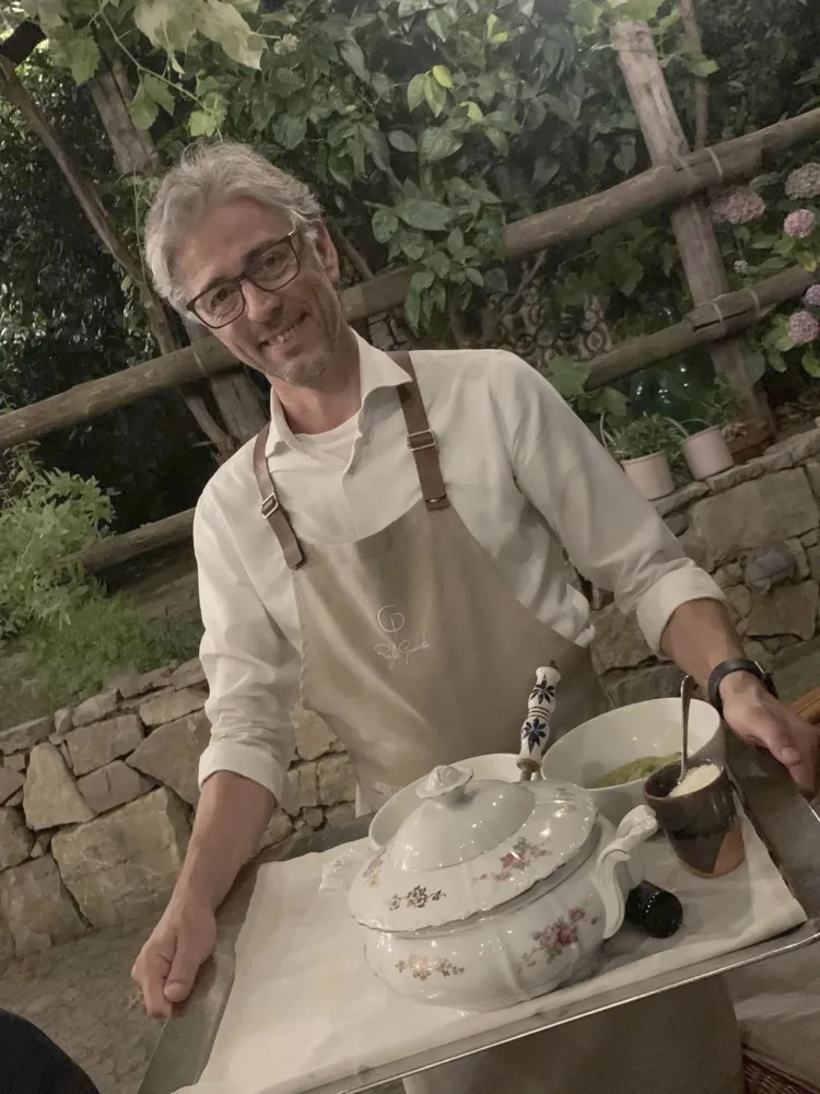 Villa Rosa di Nonna Rosa, Carlo con la Zuppiera di pasta e piselli