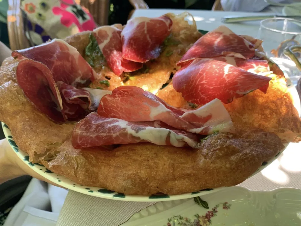 Villa Rosa di Nonna Rosa, pizza fritta con capocollo e pesto