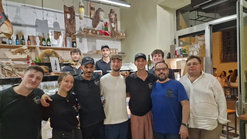 Ambrogio Vallo con Umberto Angelino, lo Staff di Tibico Hub del Gusto e Alessandro Catrame della Cantina Laboris Catrame