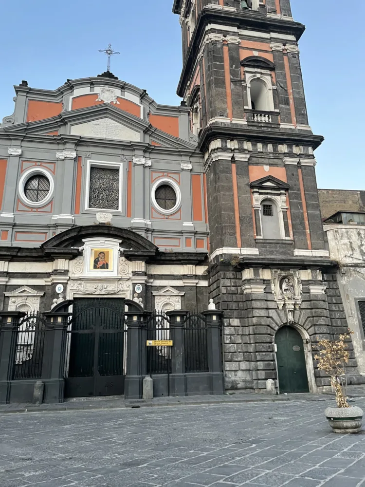 Basilica del Carmine maggiore con l'iconico campanile a due passi dalla pizzeria Bro.