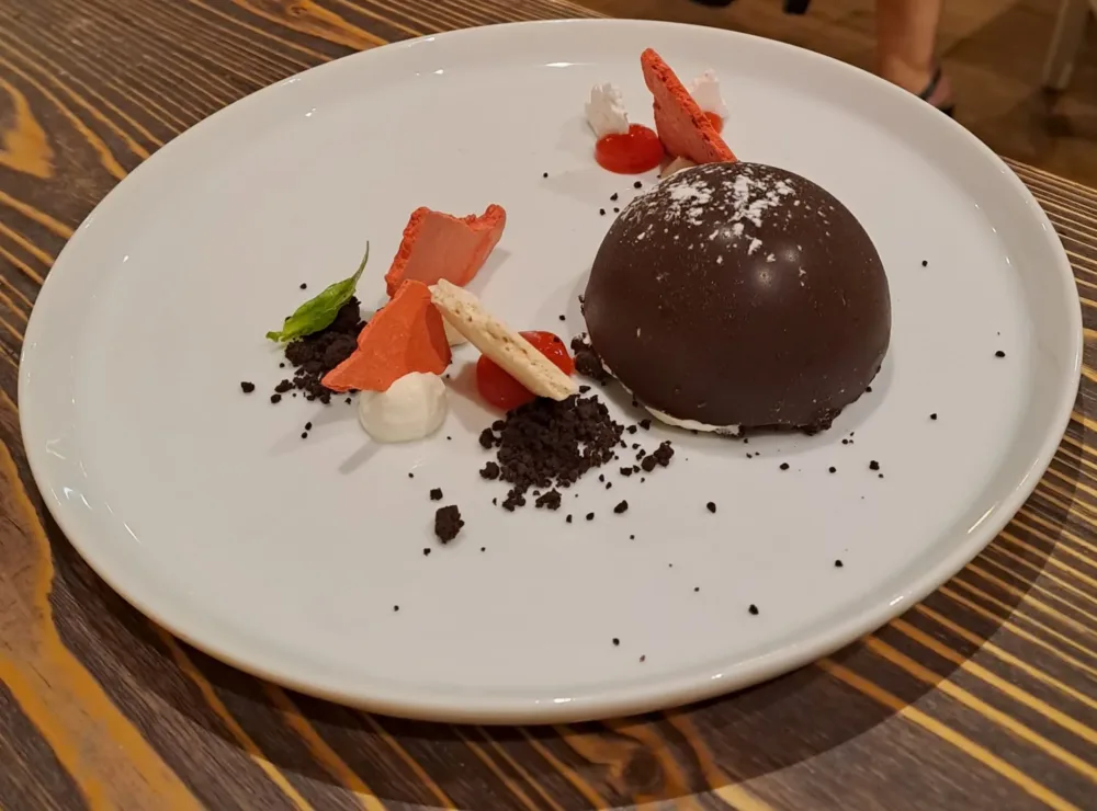 Cupola di cioccolato, biscotto, mascarpone e amarene