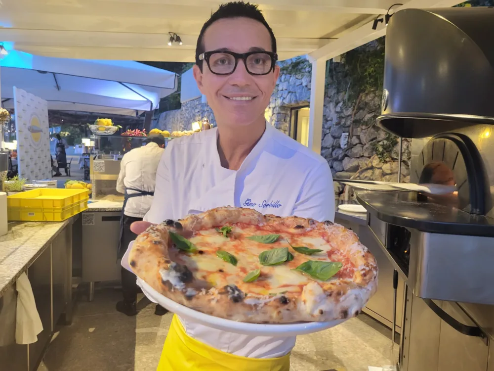 LOCANDA DELLA CANONICA PIZZERIA BY GINO SORBILLO - Gino Sorbillo e la sua pizza al forno