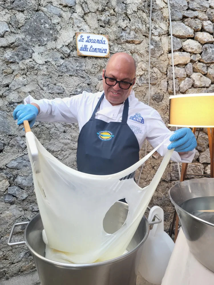 LOCANDA DELLA CANONICA PIZZERIA BY GINO SORBILLO - La lavorazione live del fior di latte del maestro casaro Biagio Staiano