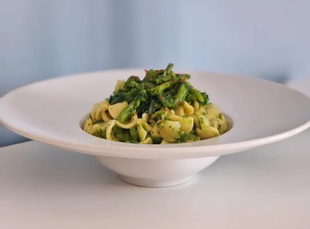  orecchiette con cime di rape, acciughe, pepe al limone e peperoncino