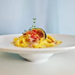 ORECCHIETTE GLUTEN FREE CON CREMA DI PECORINO, FICHI, CRUDO DI FAETO E TIMO