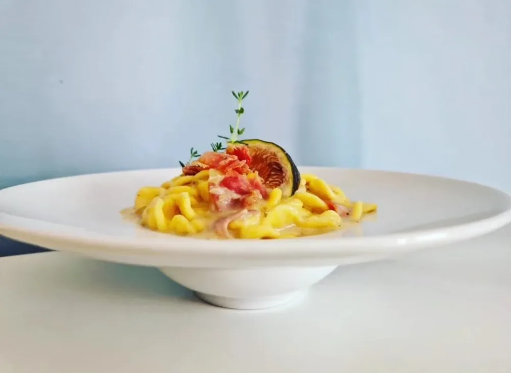 ORECCHIETTE GLUTEN FREE CON CREMA DI PECORINO, FICHI, CRUDO DI FAETO E TIMO