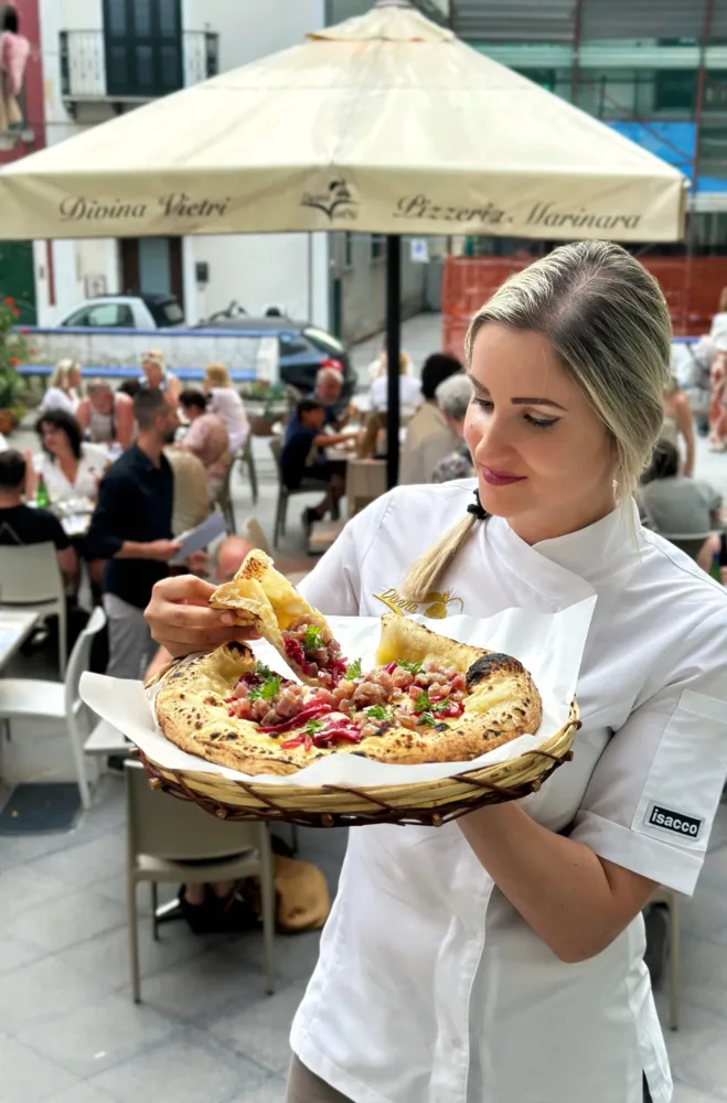 PIZZA AMALFI MIA - Elena Secrii della pizzeria Divina Vietri con la pizza Amalfi Mia