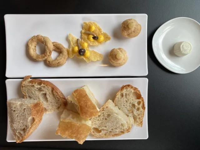 Pane-taralli-cialde-di-polenta-e-b-igne-serviti-con-burro-di-bufala