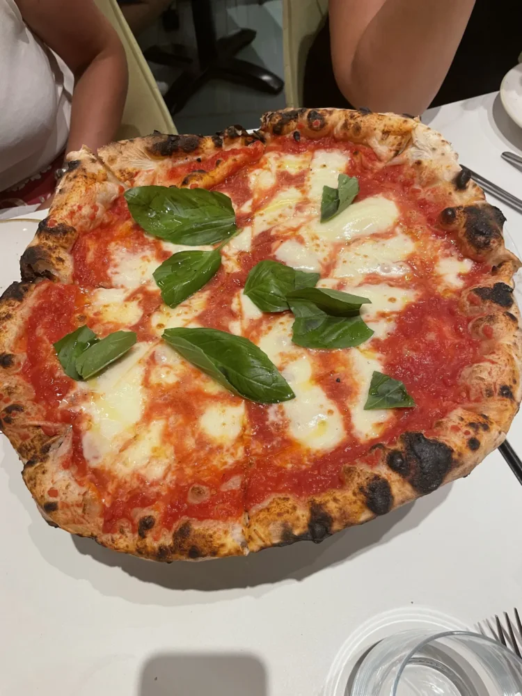 Pizza Margherita con pomodoro San Marzano Dop, mozzarella fiordilatte d'Agerola, basilico e olio extravergine di oliva