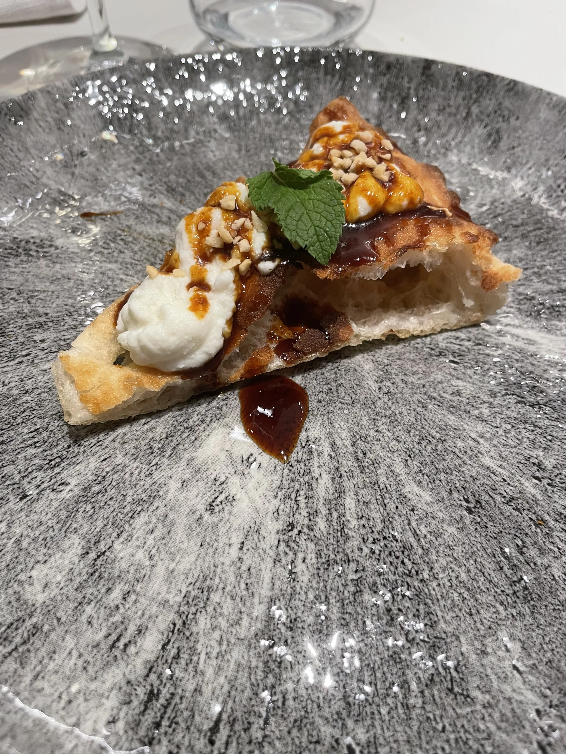 Pizza dolce con nocciole, menta, cocomero a carmello e ricotta