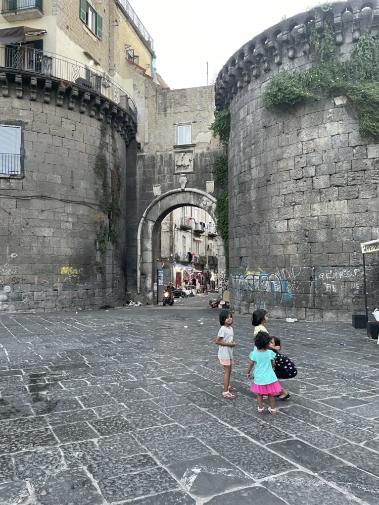 Porta Nolana costruita nel XV sec.