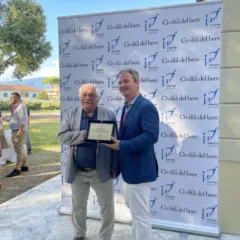 Prof. Attilio Scienza riceve il Premio Khail 2023 da Alessandro Torcoli