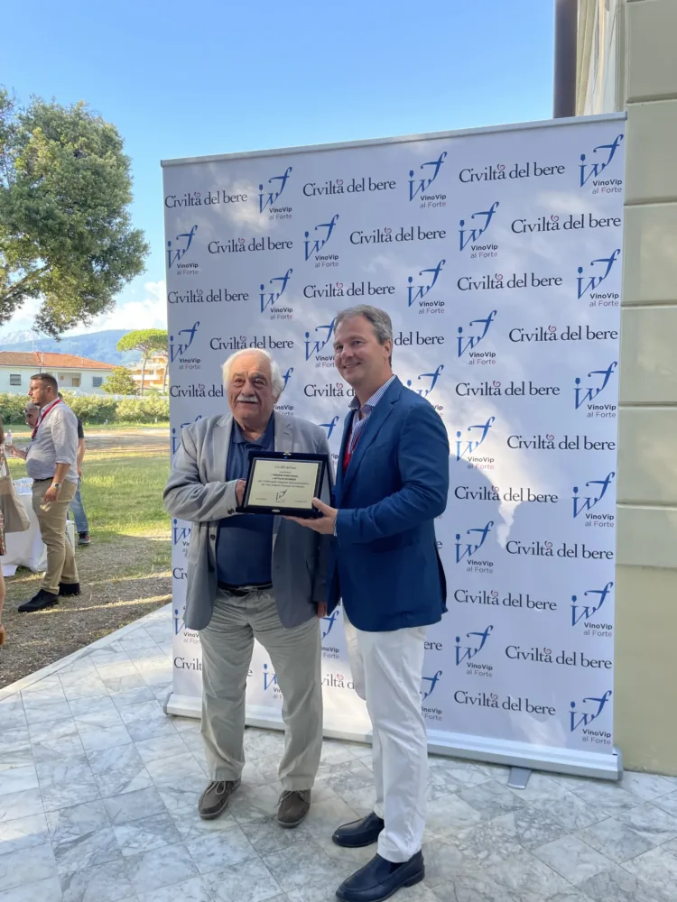 Prof. Attilio Scienza riceve il Premio Khail 2023 da Alessandro Torcoli