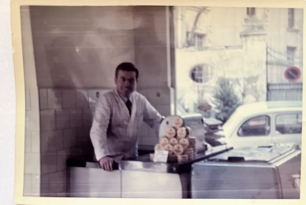 Raffaele Sorrentino all'interno della Cremeria in Via Morghen