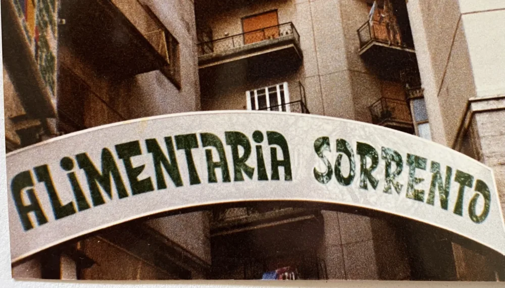 Raffaele Sorrentino - l'insegna esterna del supermercato aperto negli anni Novanta
