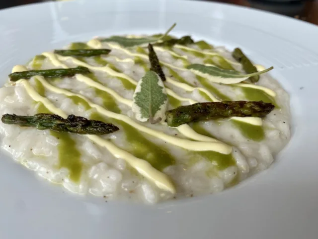 Risotto-cacio-e-pepe-asparagi-tuorlo-affumicato