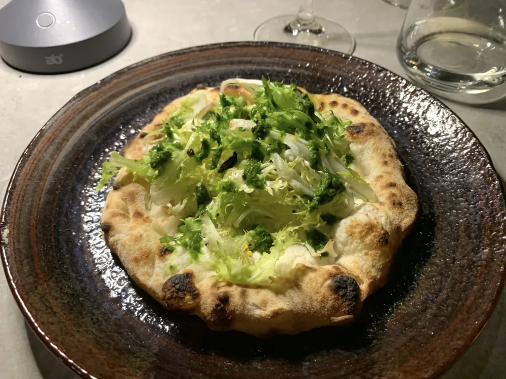 Scarola riccia cruda, pesto di rucola e maionese vegetale