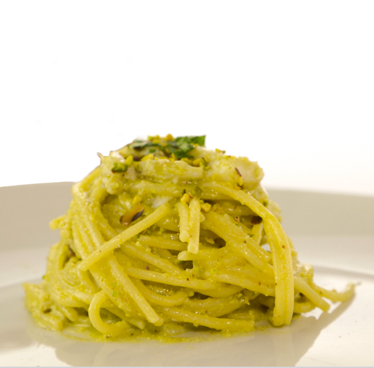 Spaghetti con crema di pistacchio e baccalà