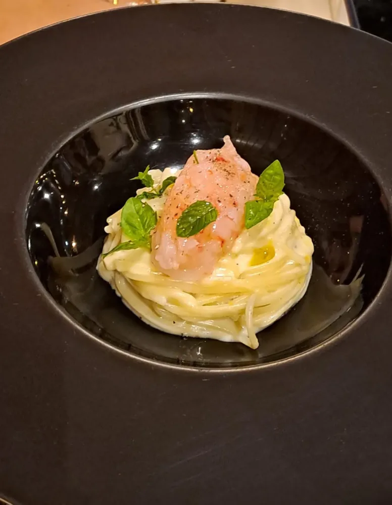 Spaghettino al lime e pecorino con crudo di gamberi