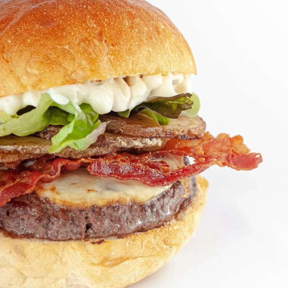 TRAST - BRAVO Burger con hamburger di scottona, provola, bacon, patate al forno, lattuga e maionese all'aglio