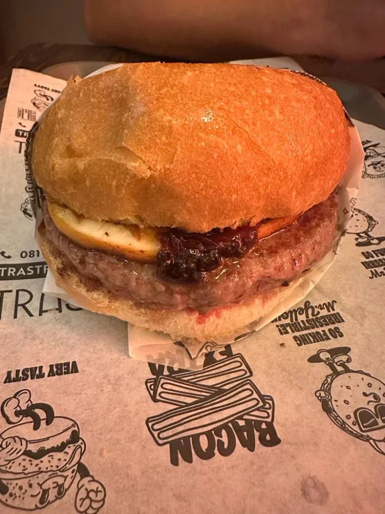 TRAST - Bun con hamburger di scottona, provola e cipolla caramellata