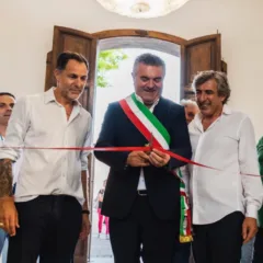 Taglio del nastro. Roberto Jannelli, Franco Alfieri e Rosario Augusto