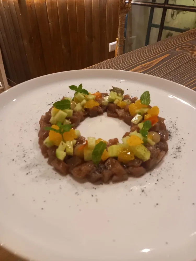 Tartare di tonno, con pressing agli agrumi, cetriolo e scalogno