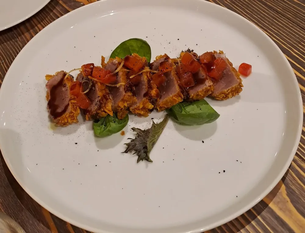 Tonno croccante in crosta di mais con anguria cotta a bassa temperatura, teriyaki e tabasco