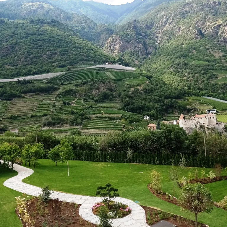 Castelbello e i vigneti della val venosta dai giardini dell'Eco Hotel Amaril