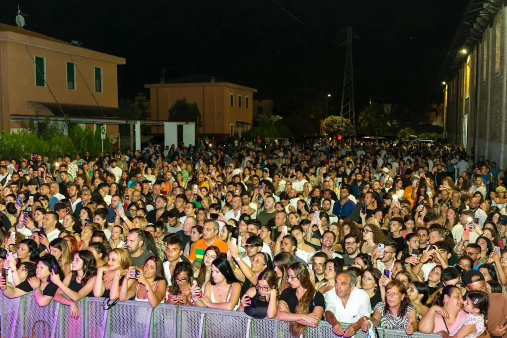 folla di gente durante i concerti del PAestum Pizza Fest