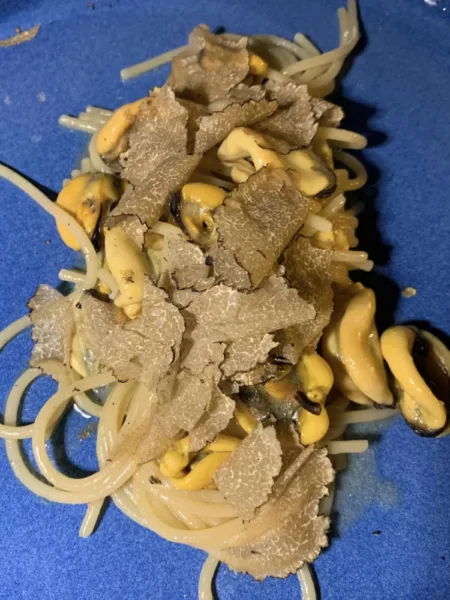 Il Veliero ad Acciaroli, spaghetti cozze e tartufo, il must di Luigi Iapigio