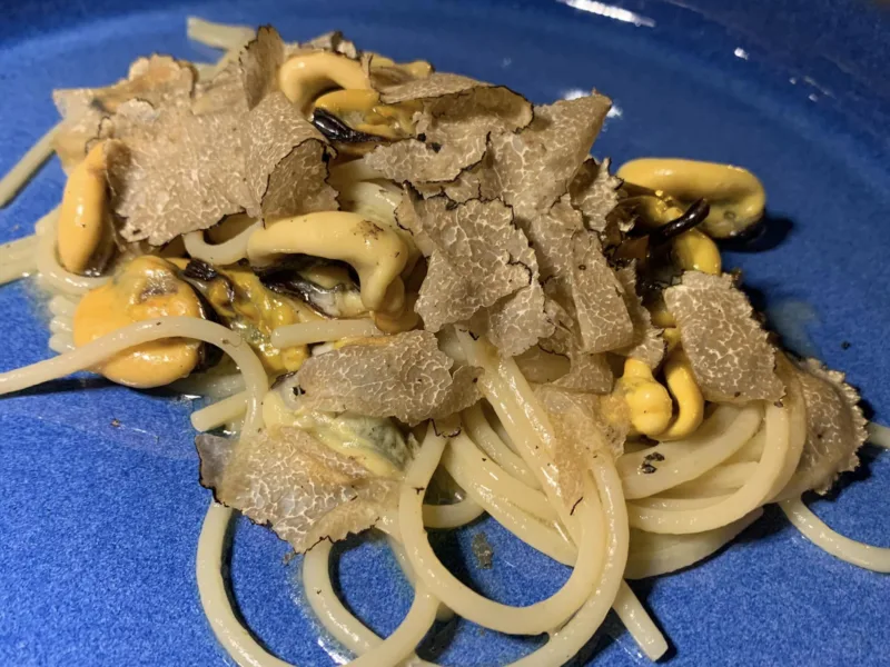 Il Veliero ad Acciaroli, spaghetti cozze e tartufo, il must di Luigi Iapigio