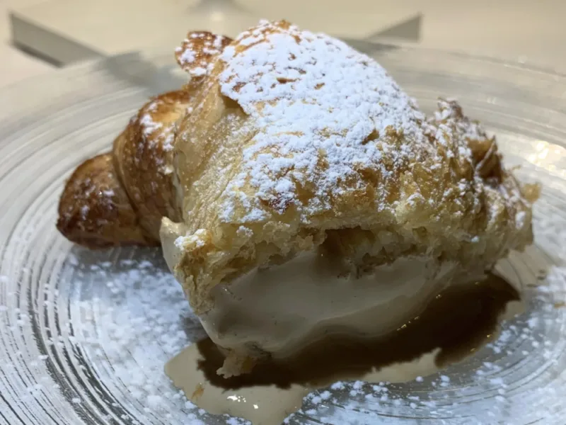 Il Veliero ad Acciaroli, croissant caldo con gelato