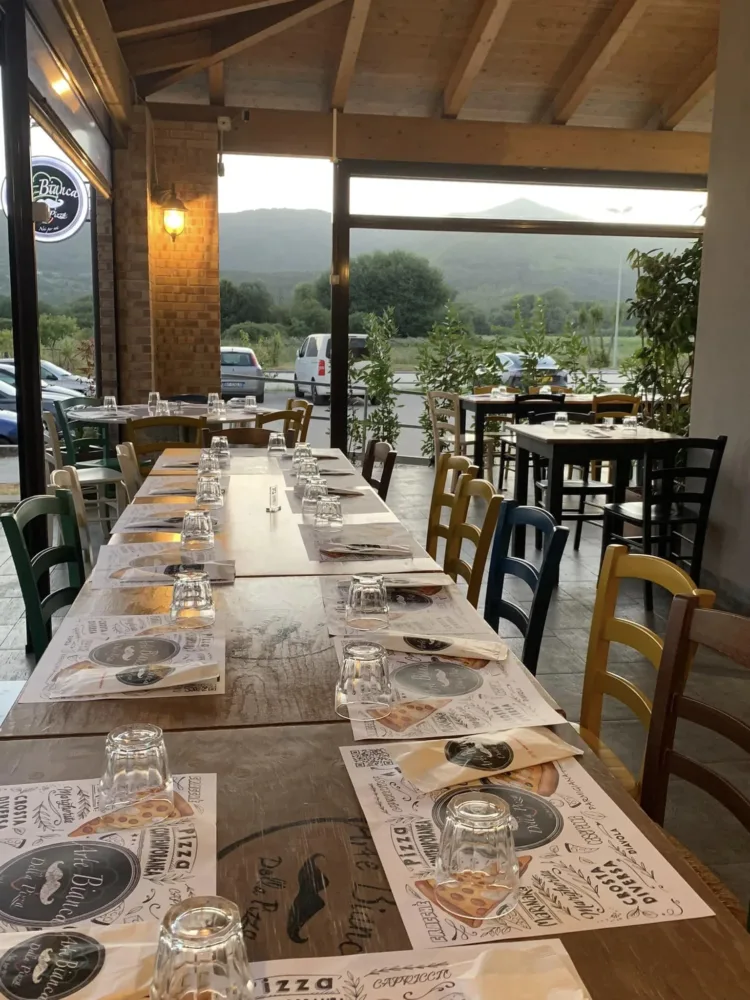  Arte bianca della Pizza, i tavoli in veranda