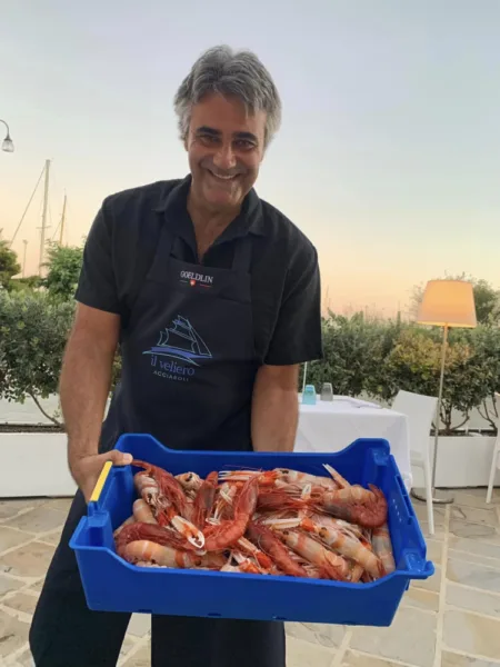 Il Veliero ad Acciaroli, Enzo Esposito con i crostacei del giorno