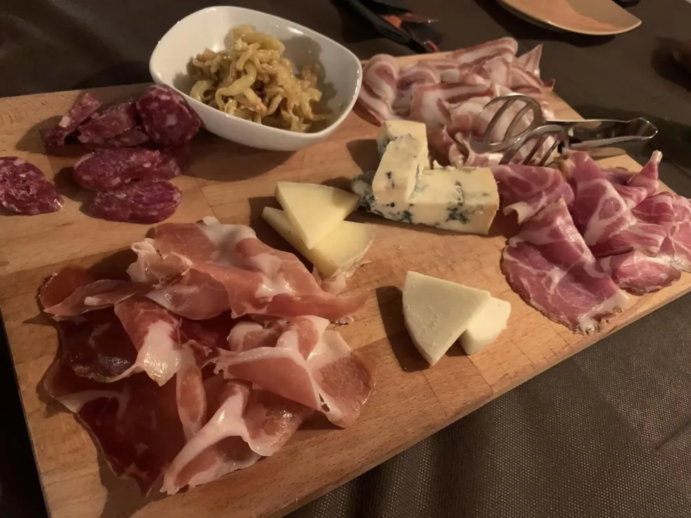 MAG Antico Mulino, tagliere di salumi e formaggi cilentani