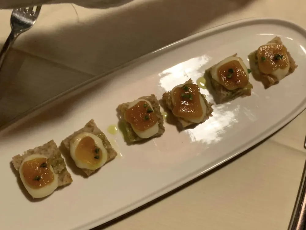 Le Tre Sorelle a Casal Velino, crostini con provola e bottarga