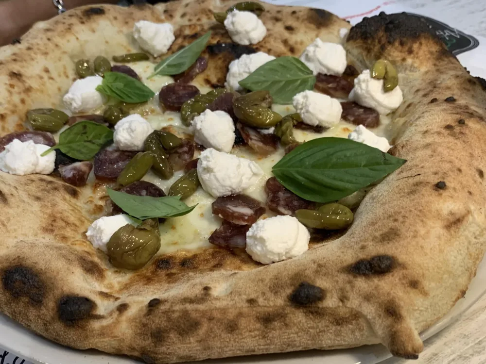 Arte bianca della Pizza, con salame, ricotta e olive schiacciate