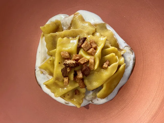 Agnolotti, patata del Taburno affumicata, guancia croccante e fonduta di provola 