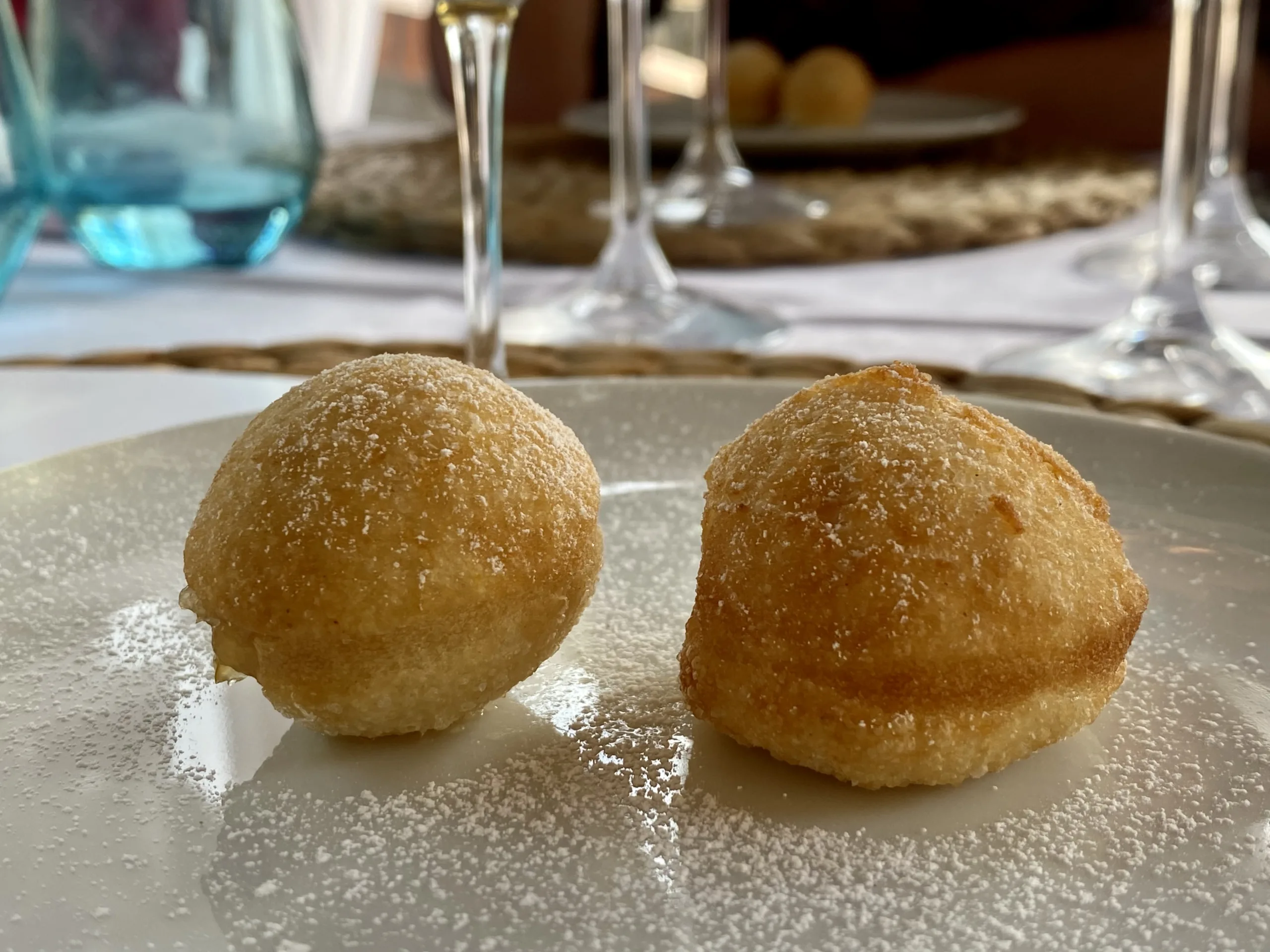 Bon-Bon-di-pasta-fritta-con-confettura-di-limoni