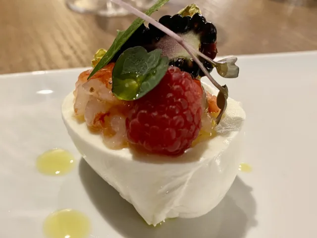 CAPRESE-DI-GAMBERIMOZZARE-LLA-DI-BUFALA-CAMPANA-D0C-E-FRUTTI-ROSSI