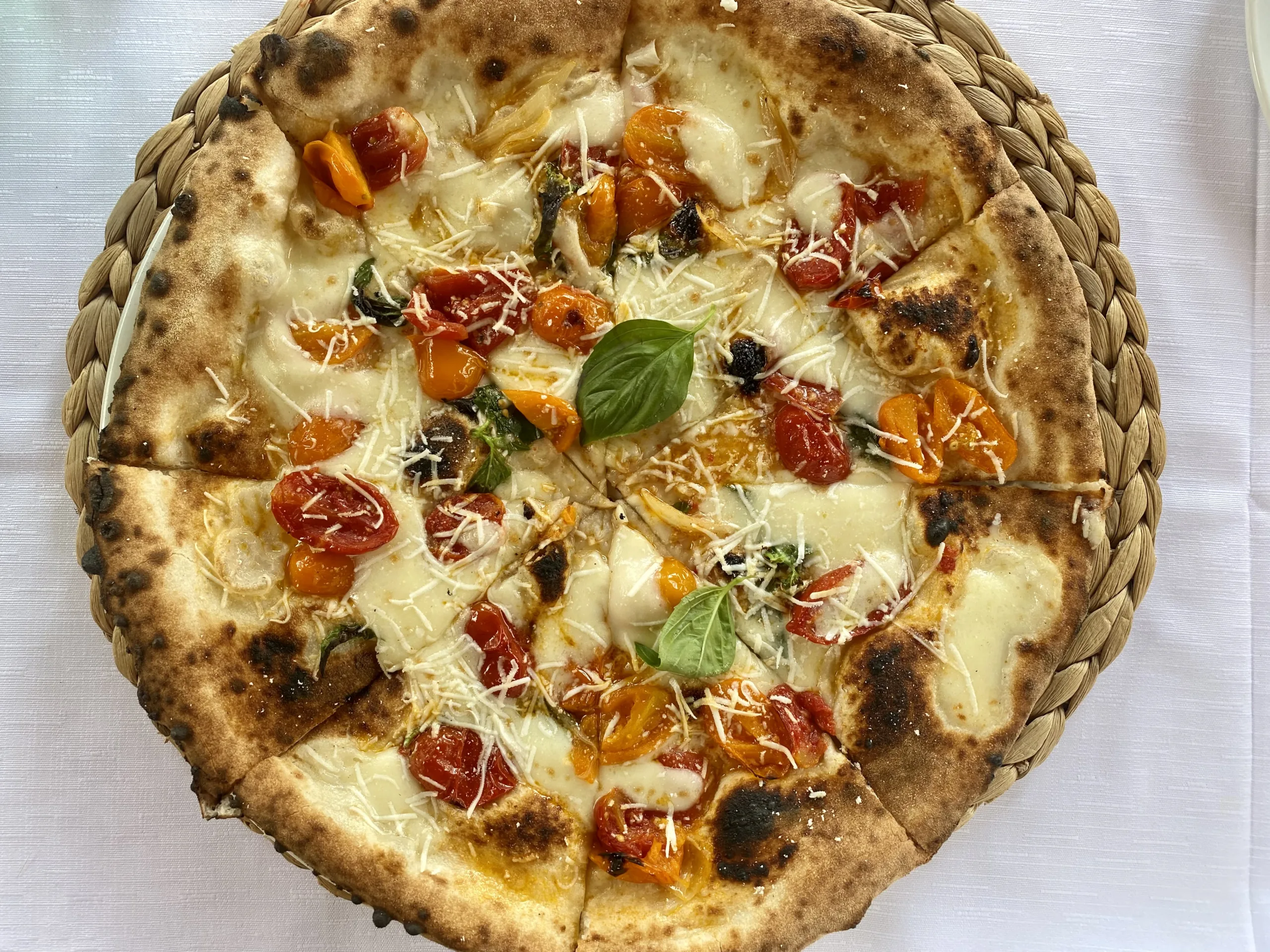 Estate-fior-di-latte-pomodorini-gialli-e-rossi-con-cipollina-novella-e-scaglie-di-cacioricott