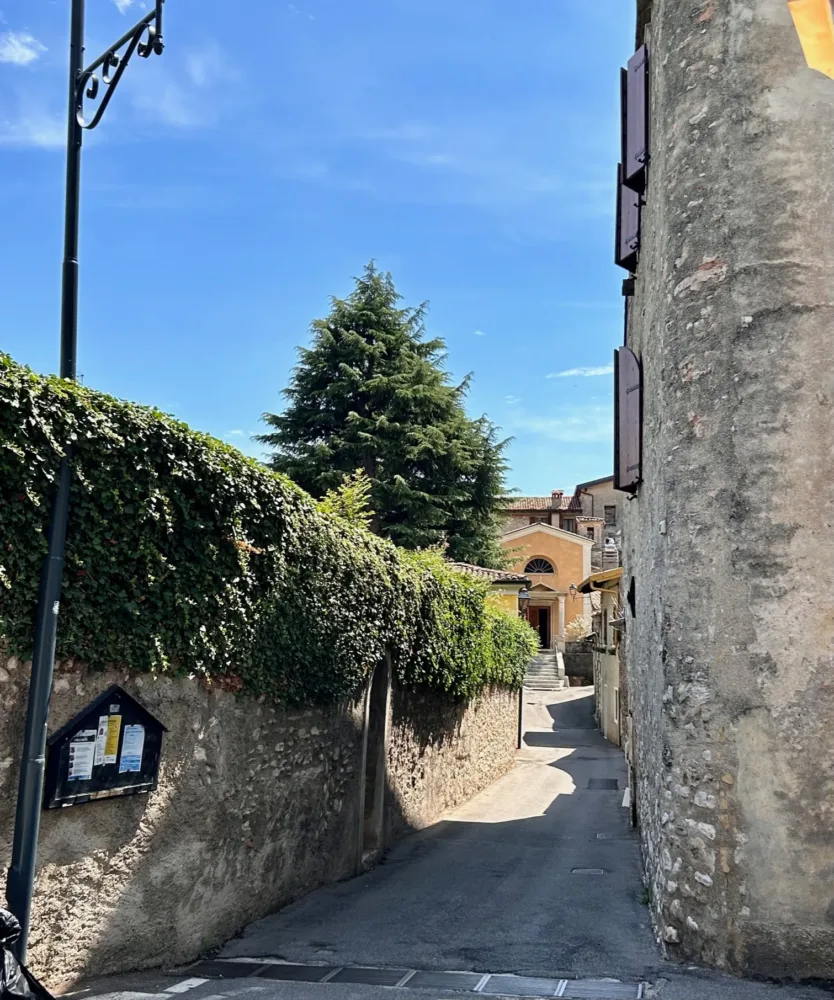 Ingresso al Borgo di Cecìna