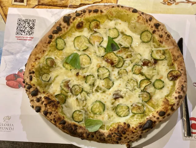 GITA-A-NERANO-Vellutata-di-zucchine-fior-di-latte-delle-colline-vicane-zucchine-saltate-scaglie-di-Provolone-del-Monaco