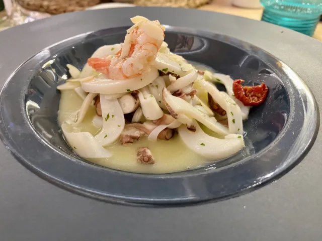 Insalata-di-mare-poggiata-su-crema-di-patate-al-rosmarino-e-pomodorini-confit