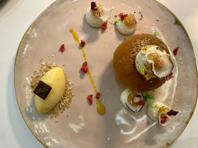 Napoli-Tropicale-baba-Lombardi-al-lievito-madre-bagna-tropicale-ai-frutti-esotici-crema-chantilly-al-cocco-gel-di-mango-gelato-artigianale-al-frutto-della-passione