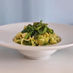 Orecchiette con cime di rape, acciughe, pepe al limone e peperoncino