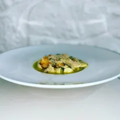 Orecchiette con salicornia, pomodoro datterino giallo e pane profumato alle erbe