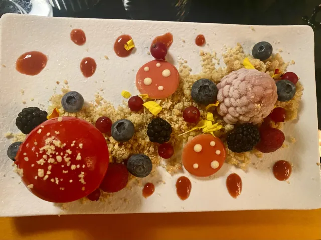 Primavera-in-Fiore-Mousse-al-ciocco-lato-bianco-con-ragu-di-fragole-biscuit-crumble-al-cacao-ed-infuso-ai-frutti-rossi-zenzero-e-limone